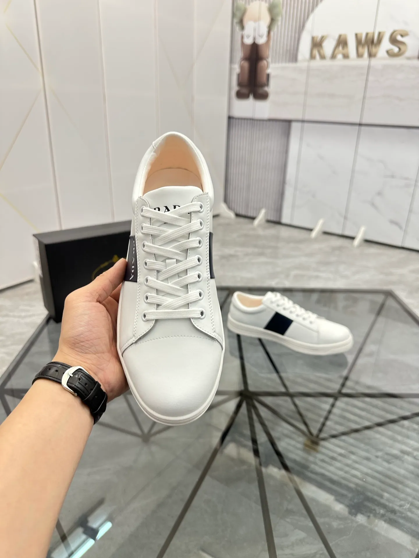 Men's shoes: 💰P400¥ Product trademark: Prada *"Prada*" low-top casual shoes Regular size: 38-44 (can be customized to 45) Product materials: imported cowhide upper, sheepskin lining, original outsole. Number: 020